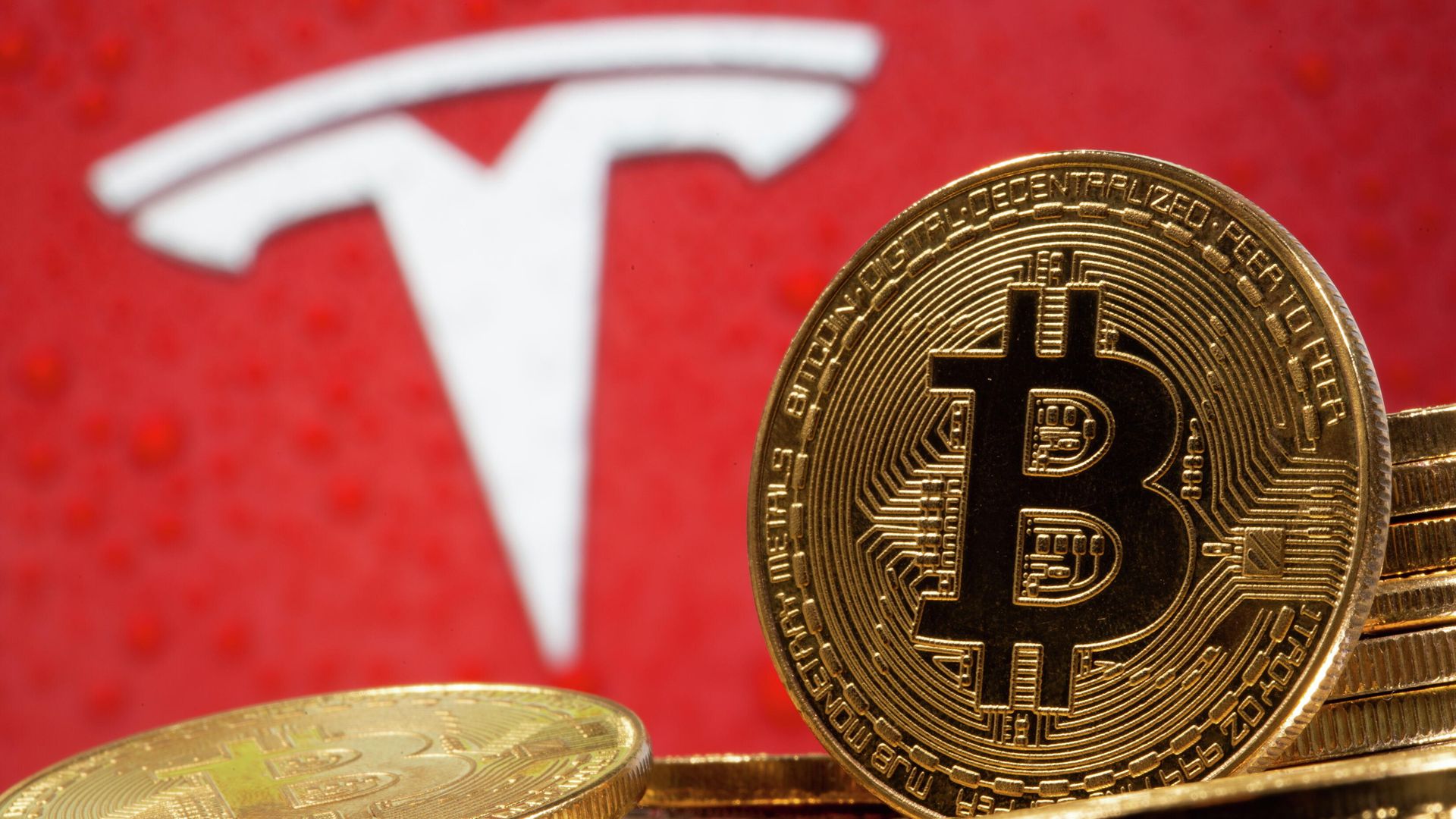 Криптовалюта биткоин на фоне иллюстрации с логотипом Tesla Криптовалюта биткоин на фоне иллюстрации с логотипом Tesla - РИА Новости, 1920, 13.03.2021