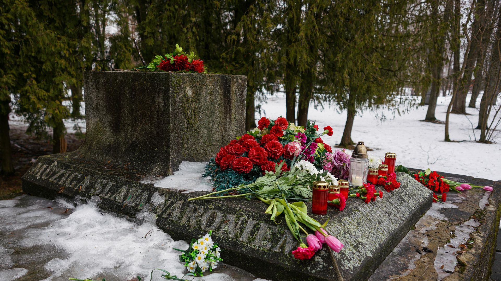 Мемориал освободителям и Героям Советского Союза в Крустпилсском парке в Екабпилсе - РИА Новости, 1920, 26.02.2021