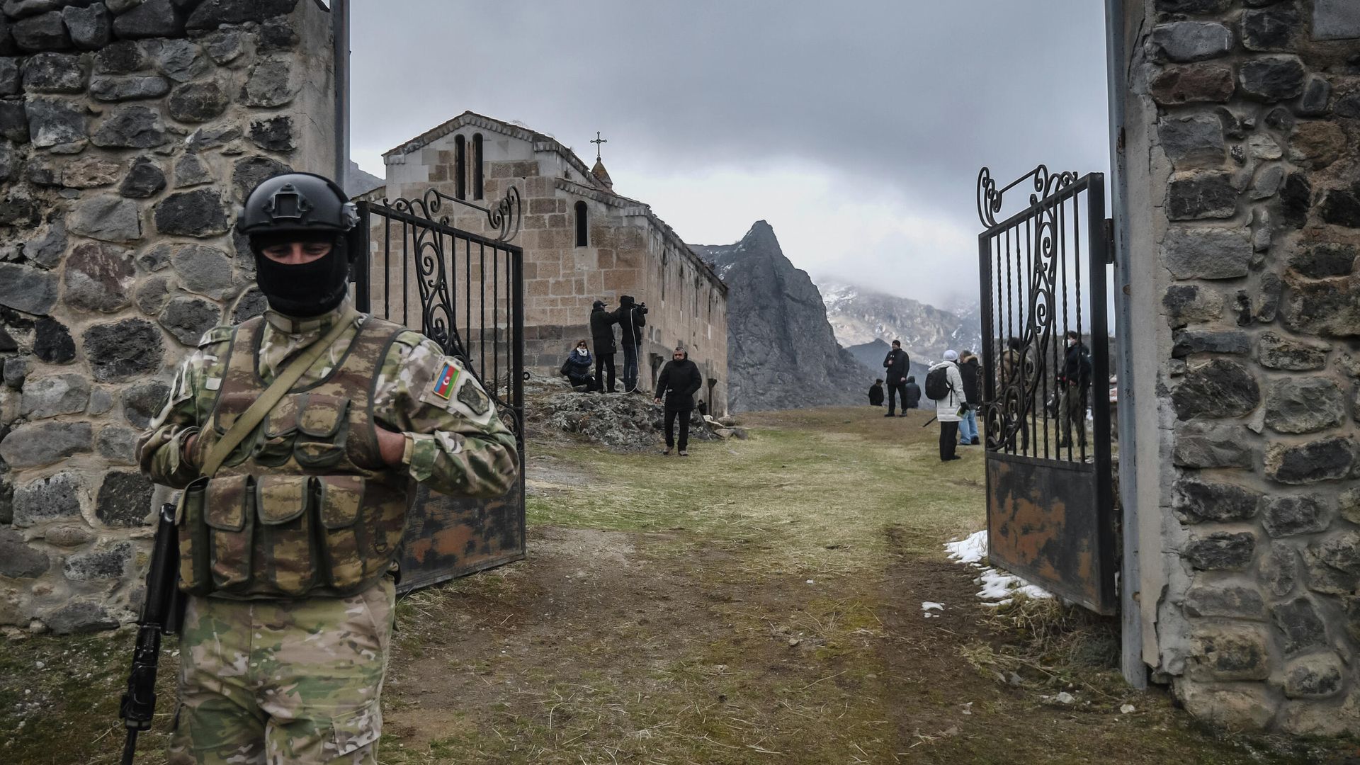 Азербайджанский военный у входа на территорию Албано-удинского христианского храма-монастыря Агоглан в селе Хусулу Лачинского района Азербайджанский военный у входа на территорию Албано-удинского христианского храма-монастыря Агоглан в селе Хусулу Лачинского района - РИА Новости, 1920, 27.05.2021