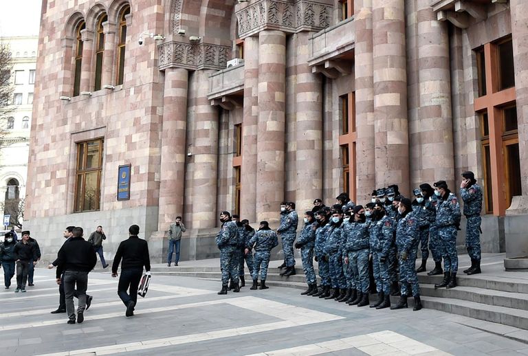 Сотрудники полиции возле Дома правительства в Ереване Сотрудники полиции возле Дома правительства в Ереване