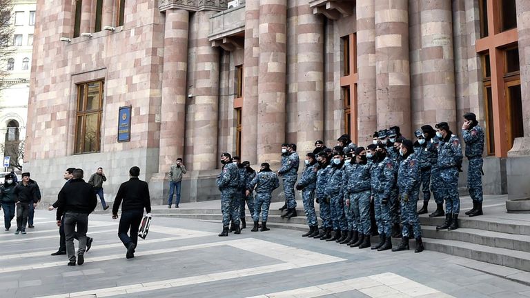 Сотрудники полиции возле Дома правительства в Ереване Сотрудники полиции возле Дома правительства в Ереване
