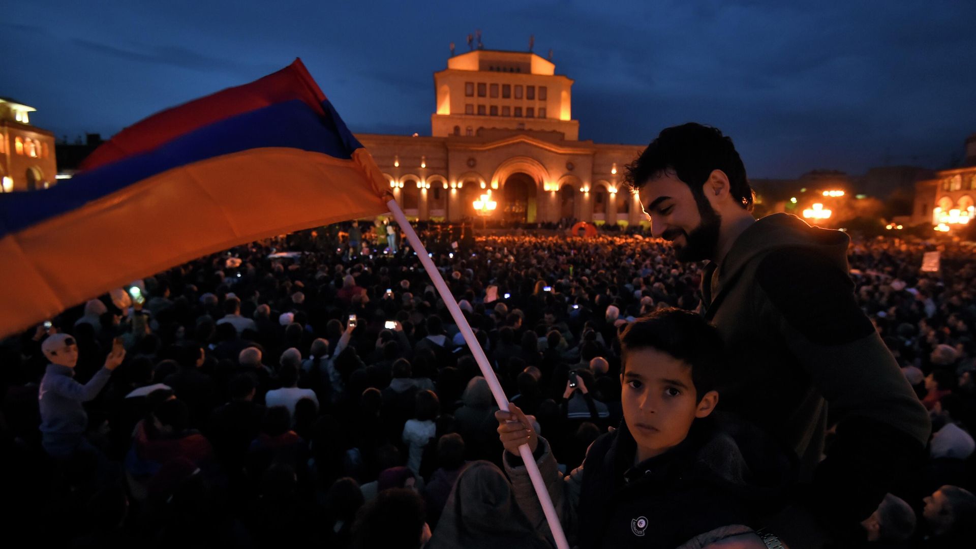 Люди с национальным флагом во время акции протеста на площади Республики в Ереване. 2018 год Люди с национальным флагом во время акции протеста на площади Республики в Ереване. 2018 год - РИА Новости, 1920, 25.02.2021