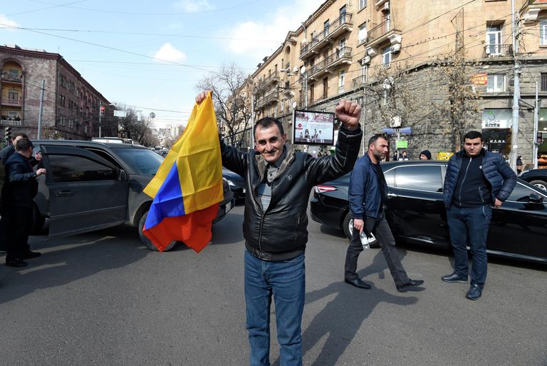 Мужчина с национальным флагом на проспекте Баграмяна в Ереване Мужчина с национальным флагом на проспекте Баграмяна в Ереване