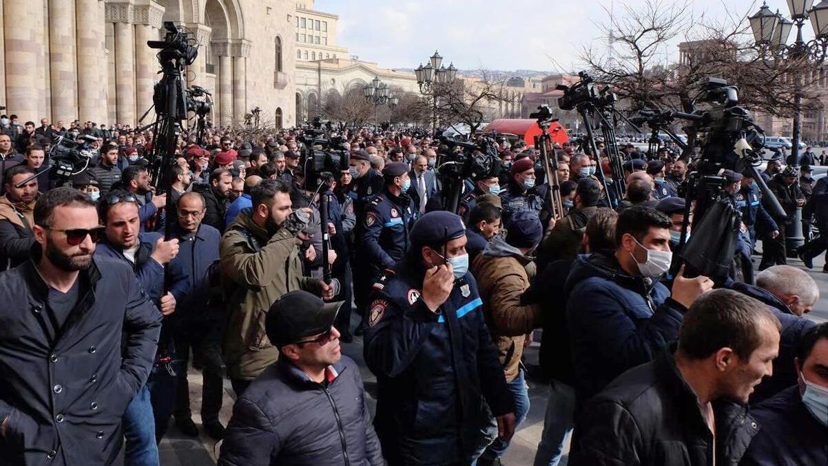 Протестующие возле Дома правительства в Ереване Протестующие возле Дома правительства в Ереване - РИА Новости, 1920, 25.02.2021