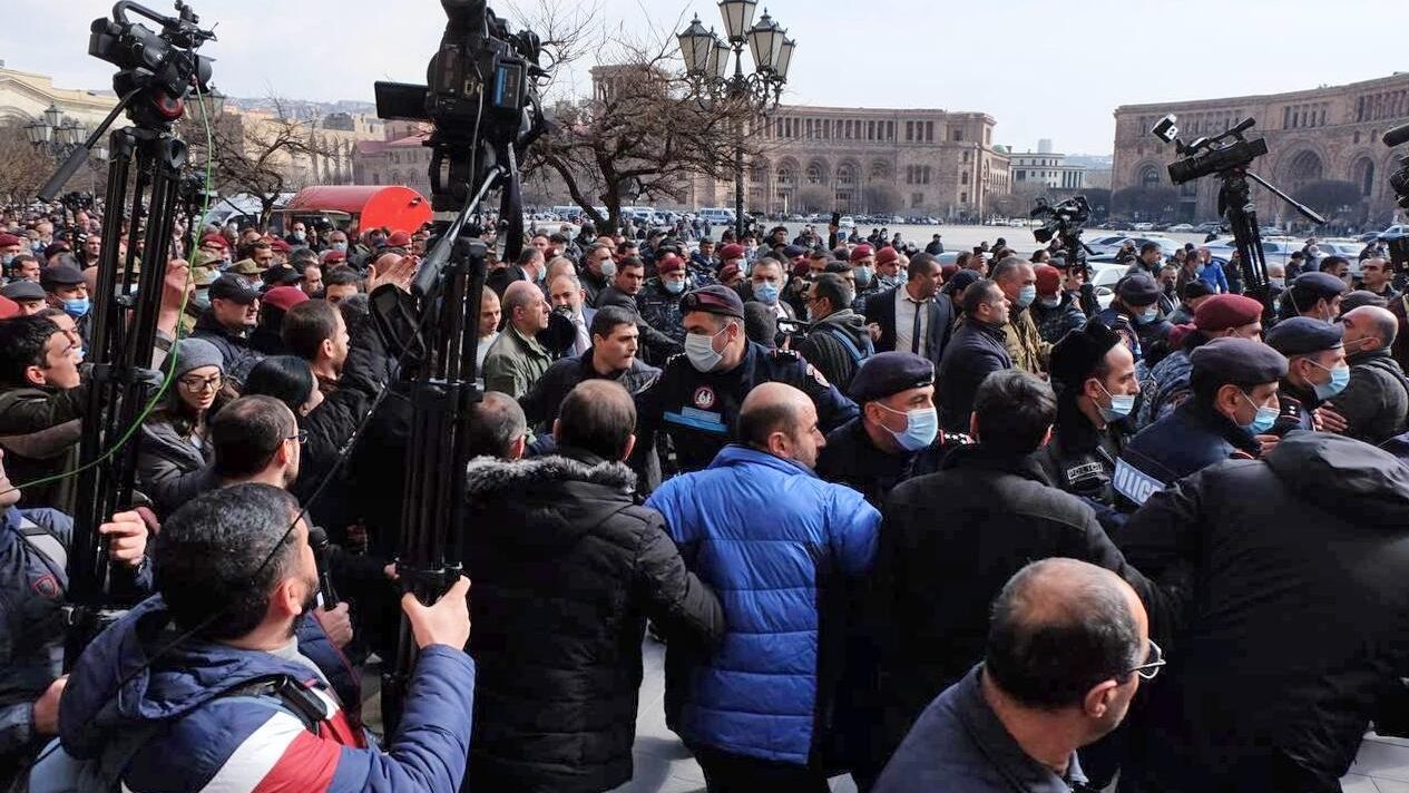 Протестующие возле Дома правительства в Ереване Протестующие возле Дома правительства в Ереване - РИА Новости, 1920, 25.02.2021