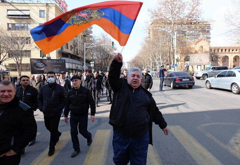 Сторонники премьер-министра Армении Никола Пашиняна на улице Еревана Сторонники премьер-министра Армении Никола Пашиняна на улице Еревана