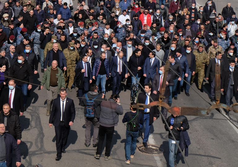 Премьер-министр Армении Никол Пашинян вместе со своими сторонниками на улице Еревана Премьер-министр Армении Никол Пашинян вместе со своими сторонниками на улице Еревана