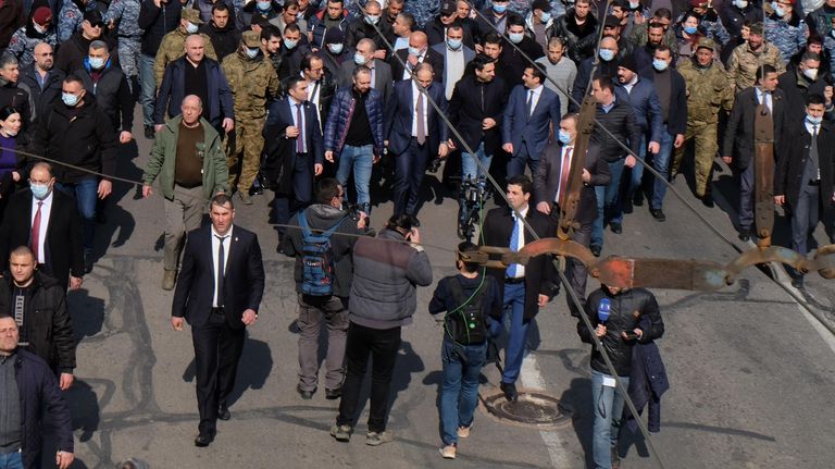 Премьер-министр Армении Никол Пашинян вместе со своими сторонниками на улице Еревана Премьер-министр Армении Никол Пашинян вместе со своими сторонниками на улице Еревана