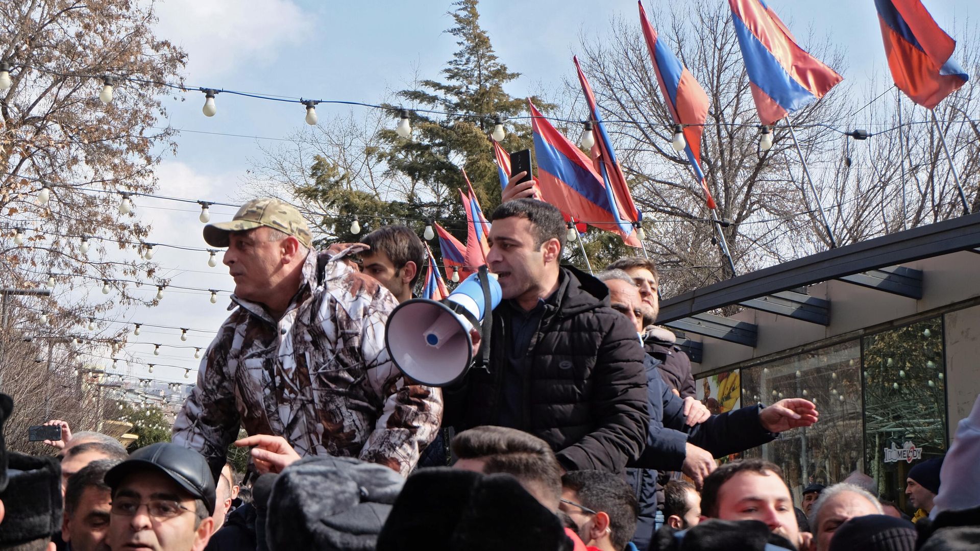 Противники политики премьер-министра Армении Никола Пашиняна на улице Еревана Противники политики премьер-министра Армении Никола Пашиняна на улице Еревана - РИА Новости, 1920, 25.02.2021