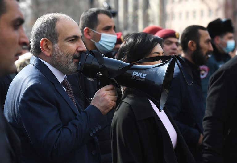 Премьер-министр Армении Никол Пашинян вышел к протестующим на улице Еревана Премьер-министр Армении Никол Пашинян вышел к протестующим на улице Еревана