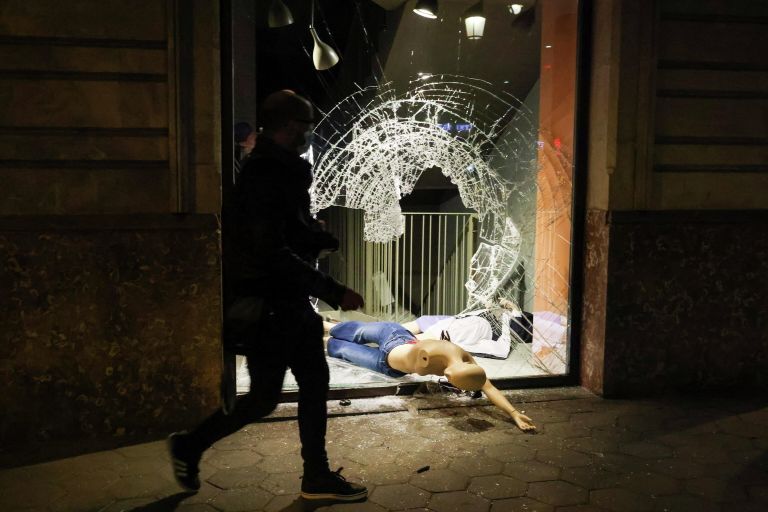 Разбитые витрины во время акции протеста в связи с задержанием рэпера Пабло Аселя в Барселоне Разбитые витрины во время акции протеста в связи с задержанием рэпера Пабло Аселя в Барселоне