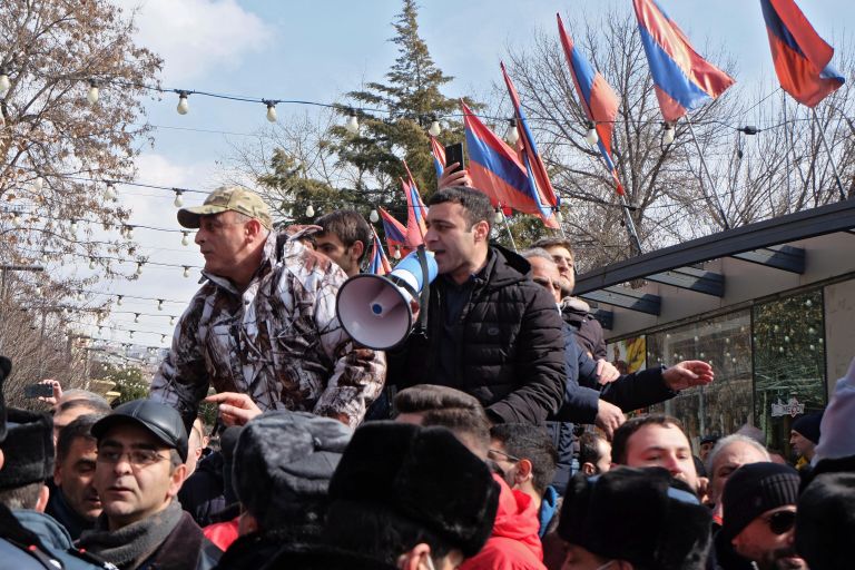 Противники политики премьер-министра Армении Никола Пашиняна на улице Еревана Противники политики премьер-министра Армении Никола Пашиняна на улице Еревана