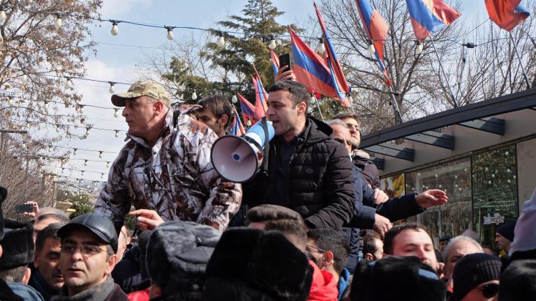 Противники политики премьер-министра Армении Никола Пашиняна на улице Еревана Противники политики премьер-министра Армении Никола Пашиняна на улице Еревана