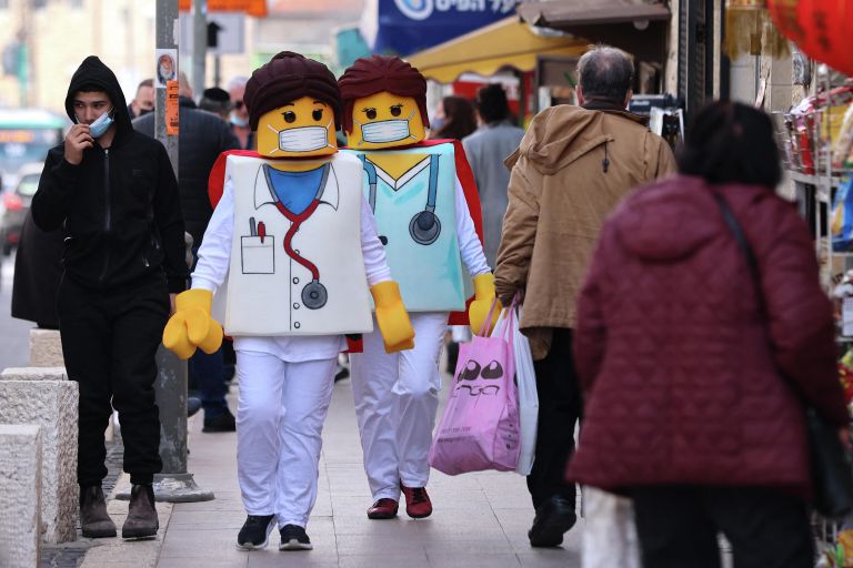 Люди в костюмах Lego в Иерусалиме Люди в костюмах Lego в Иерусалиме