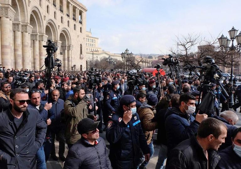Протестующие возле Дома правительства в Ереване Протестующие возле Дома правительства в Ереване