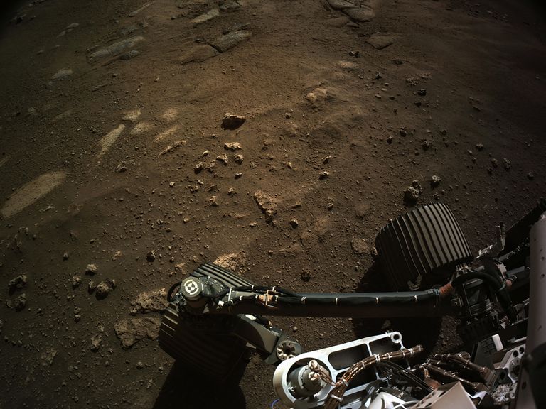 Вид с навигационной камеры на марсоход Perseverance Mars Rover Вид с навигационной камеры на марсоход Perseverance Mars Rover
