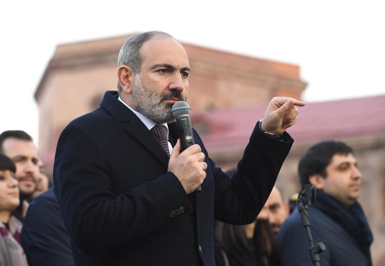 Премьер-министр Никола Пашинян выступает перед своими сторонниками в Ереване Премьер-министр Никола Пашинян выступает перед своими сторонниками в Ереване