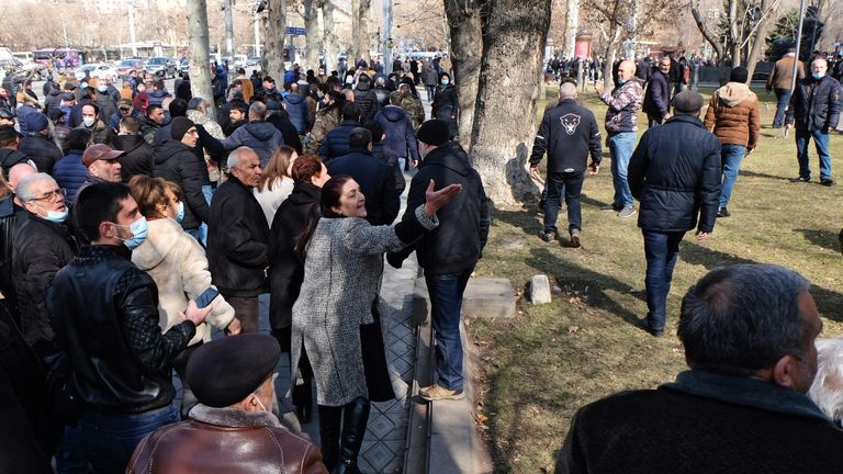 Сторонники премьер-министра Армении Никола Пашиняна на улице Еревана Сторонники премьер-министра Армении Никола Пашиняна на улице Еревана
