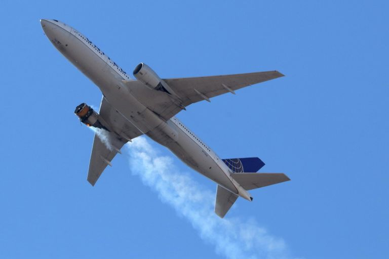 Пассажирский Boeing 777 авиакомпании United Airlines летит в горящим двигателем над Денвером Пассажирский Boeing 777 авиакомпании United Airlines летит в горящим двигателем над Денвером