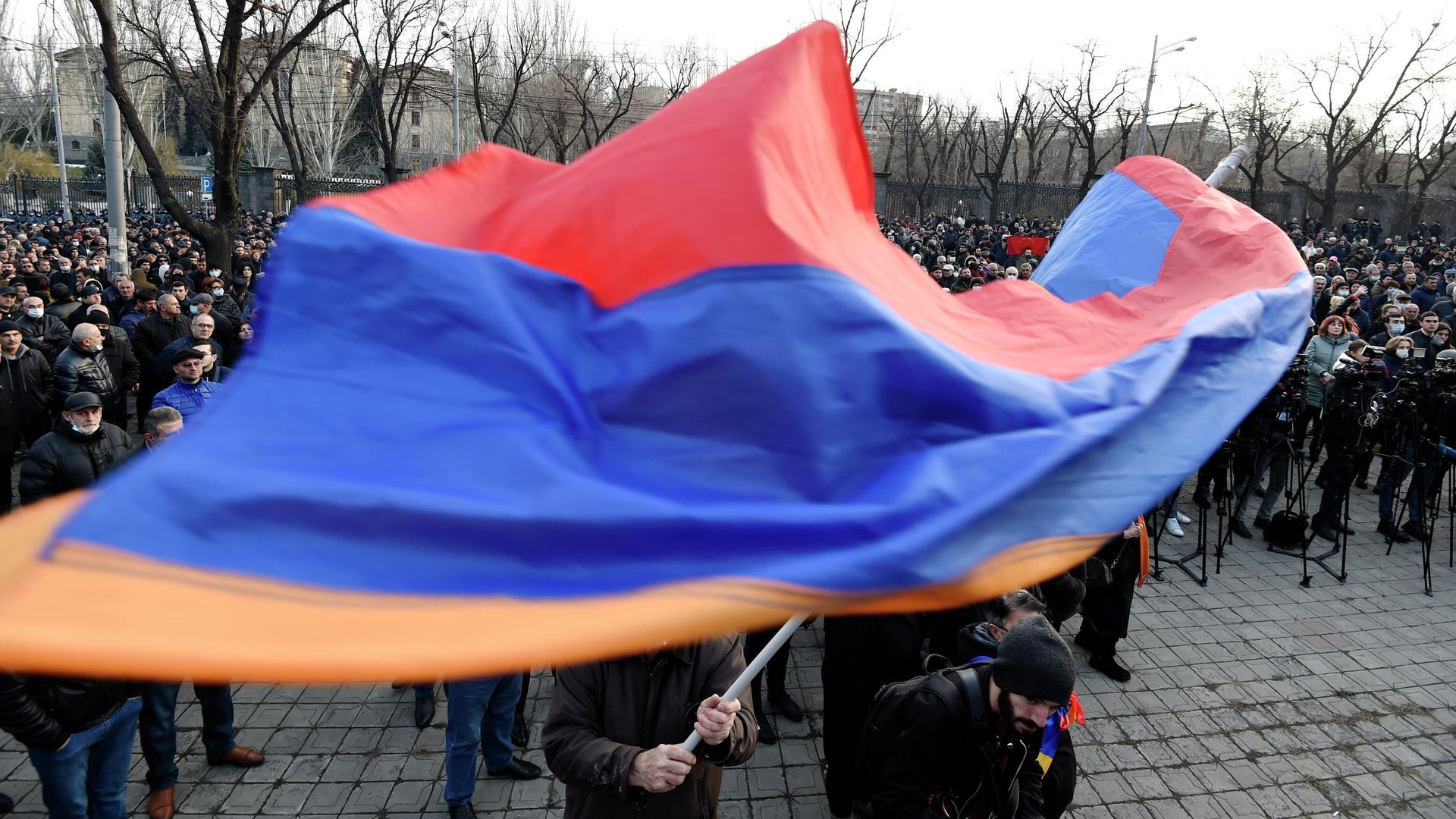 Оппозиционные активисты перекрыли проспект Баграмяна у здания Национального собрания Армении в Еревaне Оппозиционные активисты перекрыли проспект Баграмяна у здания Национального собрания Армении в Еревaне - РИА Новости, 1920, 23.03.2021