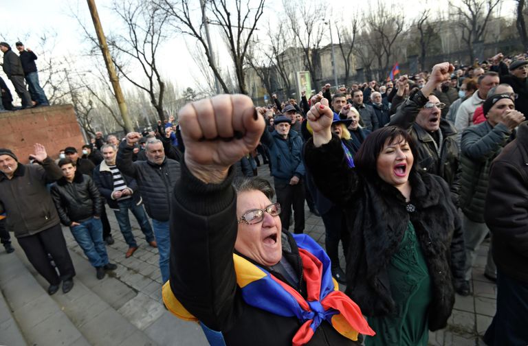 Оппозиционные активисты перекрыли проспект Баграмяна у здания Национального собрания Армении в Еревaне Оппозиционные активисты перекрыли проспект Баграмяна у здания Национального собрания Армении в Еревaне