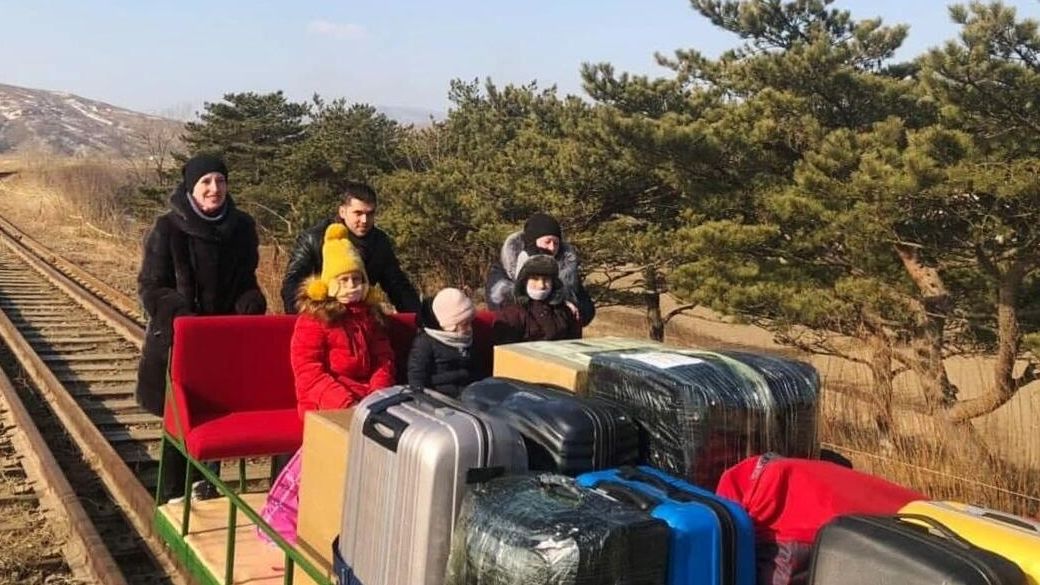Выехавшие из КНДР на дрезине дипломаты вернулись в Россию Выехавшие из КНДР на дрезине дипломаты вернулись в Россию - РИА Новости, 1920, 26.02.2021