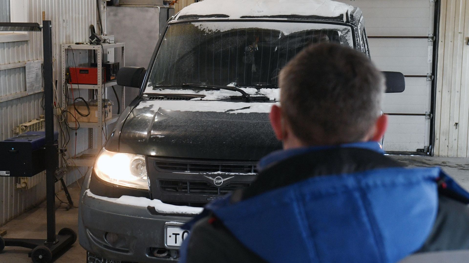Технический эксперт проводит осмотр автомобиля на пункте технического осмотра Технический эксперт проводит осмотр автомобиля на пункте технического осмотра - РИА Новости, 1920, 21.12.2021
