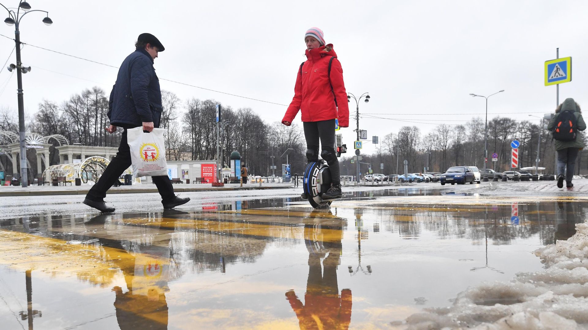 Прохожие на одной из улиц в Москве Прохожие на одной из улиц в Москве - РИА Новости, 1920, 11.11.2021