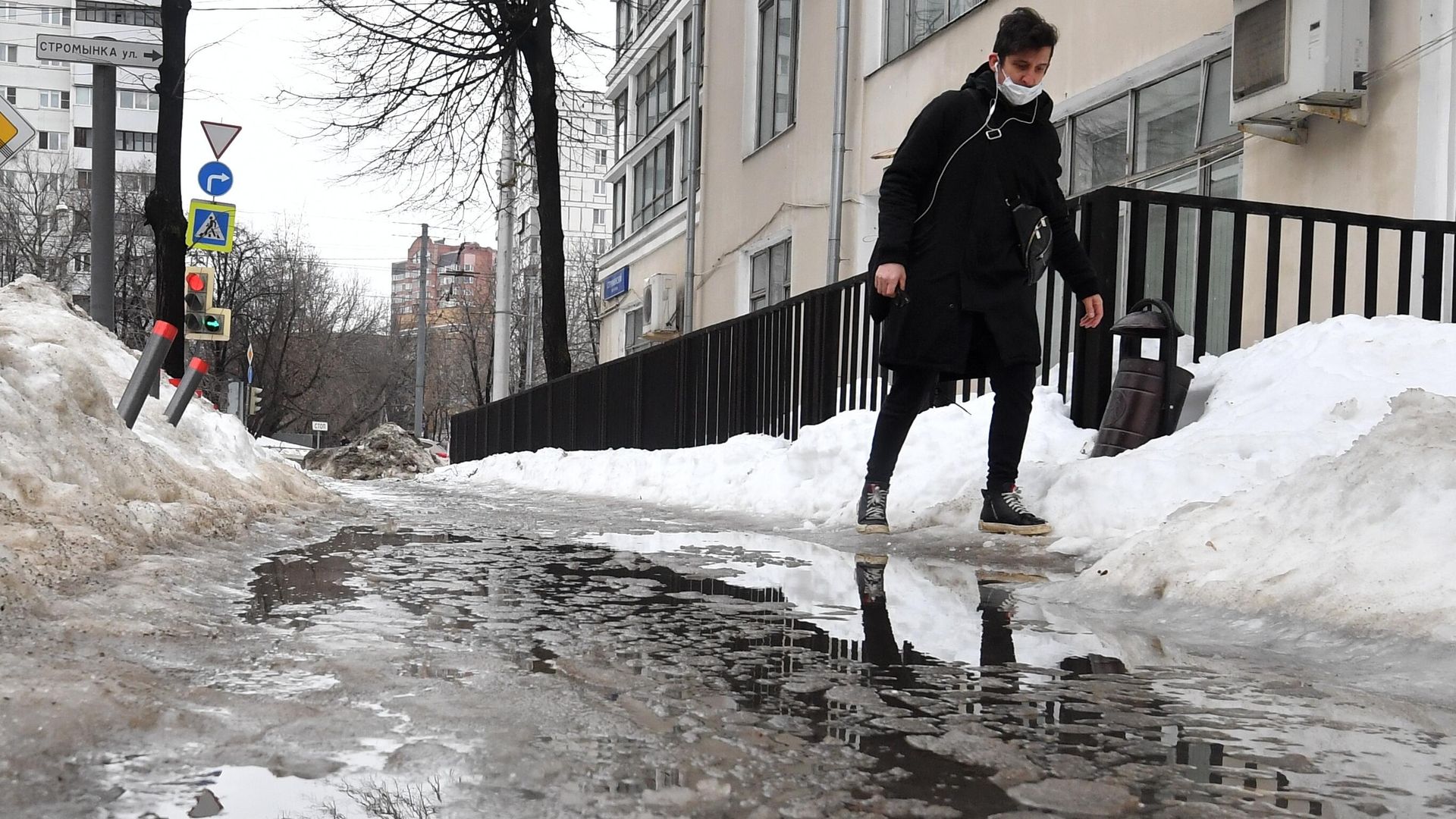 Мужчина на одной из улиц в Москве Мужчина на одной из улиц в Москве - РИА Новости, 1920, 18.03.2021