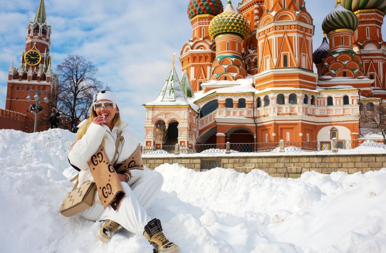 Девушка фотографируется возле храма Василия Блаженного в Москве Девушка фотографируется возле храма Василия Блаженного в Москве