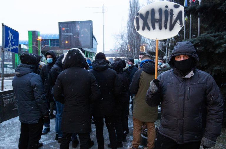 Участники акции националистов с требованием закрытия телеканала Наш на одной из улиц в Киеве Участники акции националистов с требованием закрытия телеканала Наш на одной из улиц в Киеве