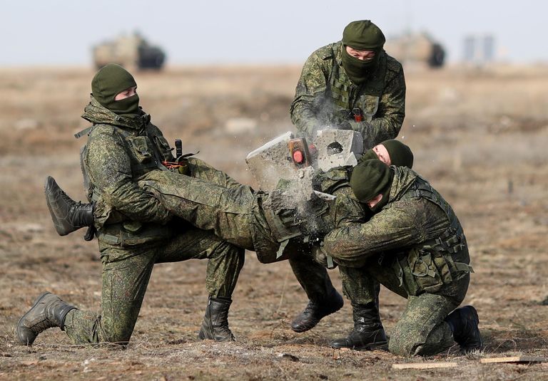 Показательное выступление роты военных разведчиков во время предпраздничных сборов, посвященных Дню защитника отечества, на полигоне Прудбой Южного военного округа в Волгоградской области Показательное выступление роты военных разведчиков во время предпраздничных сборов, посвященных Дню защитника отечества, на полигоне Прудбой Южного военного округа в Волгоградской области