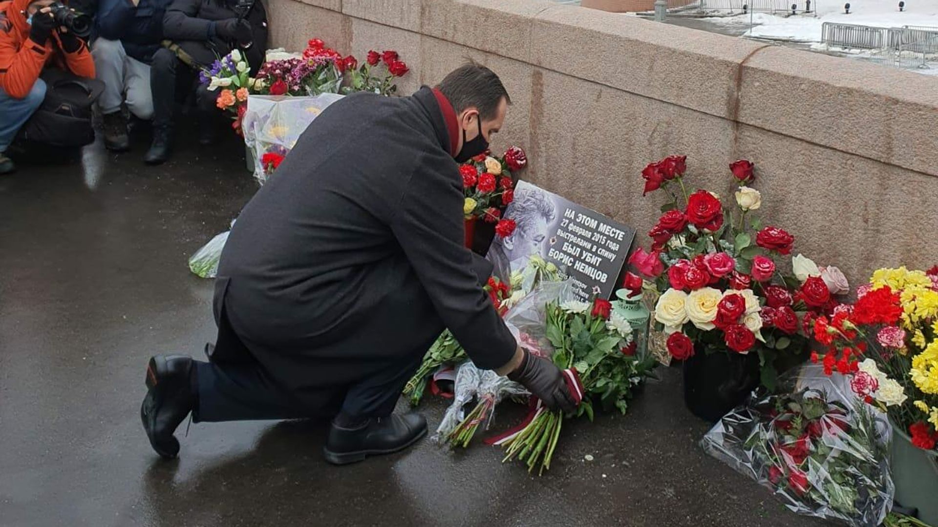 Посол Латвии Марис Риекстиньш вместе с другими представителями возложил цветы к Большому мосту через Москву, где ровно 6 лет назад был убит Борис Немцов Посол Латвии Марис Риекстиньш вместе с другими представителями возложил цветы к Большому мосту через Москву, где ровно 6 лет назад был убит Борис Немцов - РИА Новости, 1920, 27.02.2021