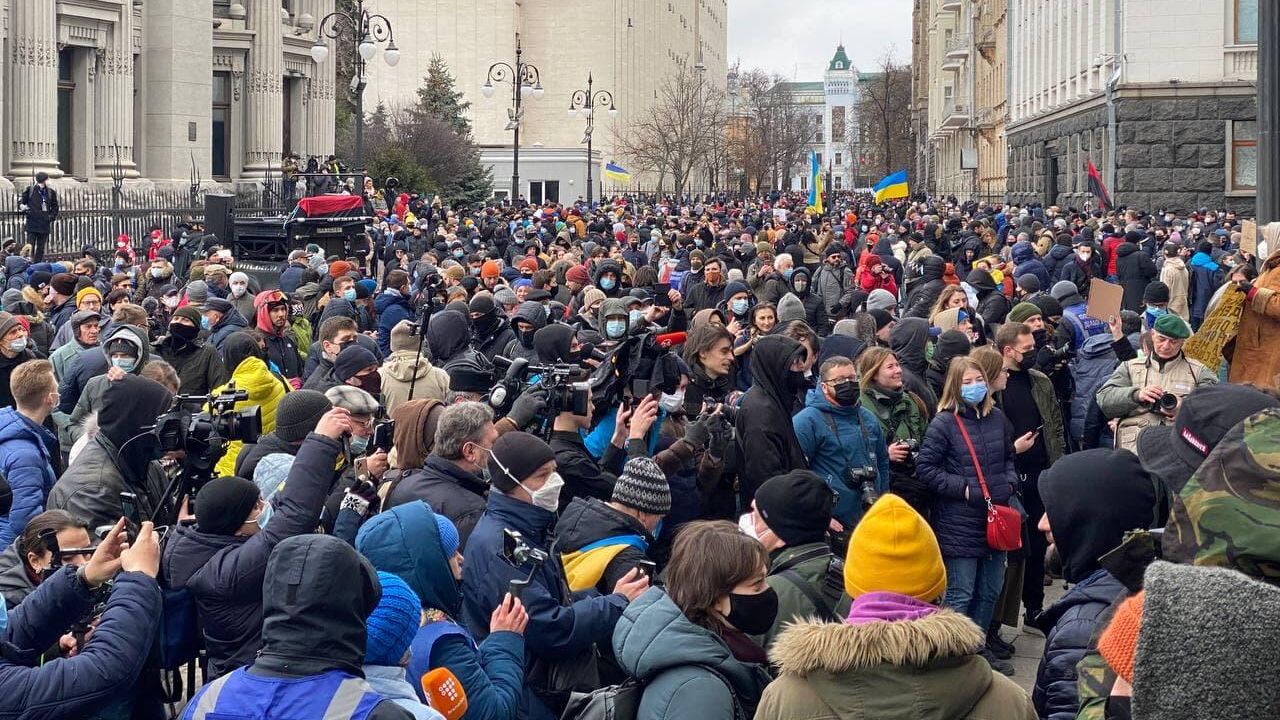 Сторонники Сергея Стерненко во время митинга на Банковой улице в Киеве, Украина Сторонники Сергея Стерненко во время митинга на Банковой улице в Киеве, Украина - РИА Новости, 1920, 27.02.2021