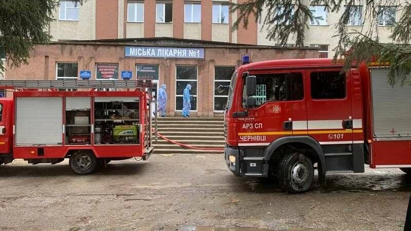 Сотрудники экстренных служб на месте взрыва в больнице в городе Черновцы, Украина Сотрудники экстренных служб на месте взрыва в больнице в городе Черновцы, Украина - РИА Новости, 1920, 27.02.2021