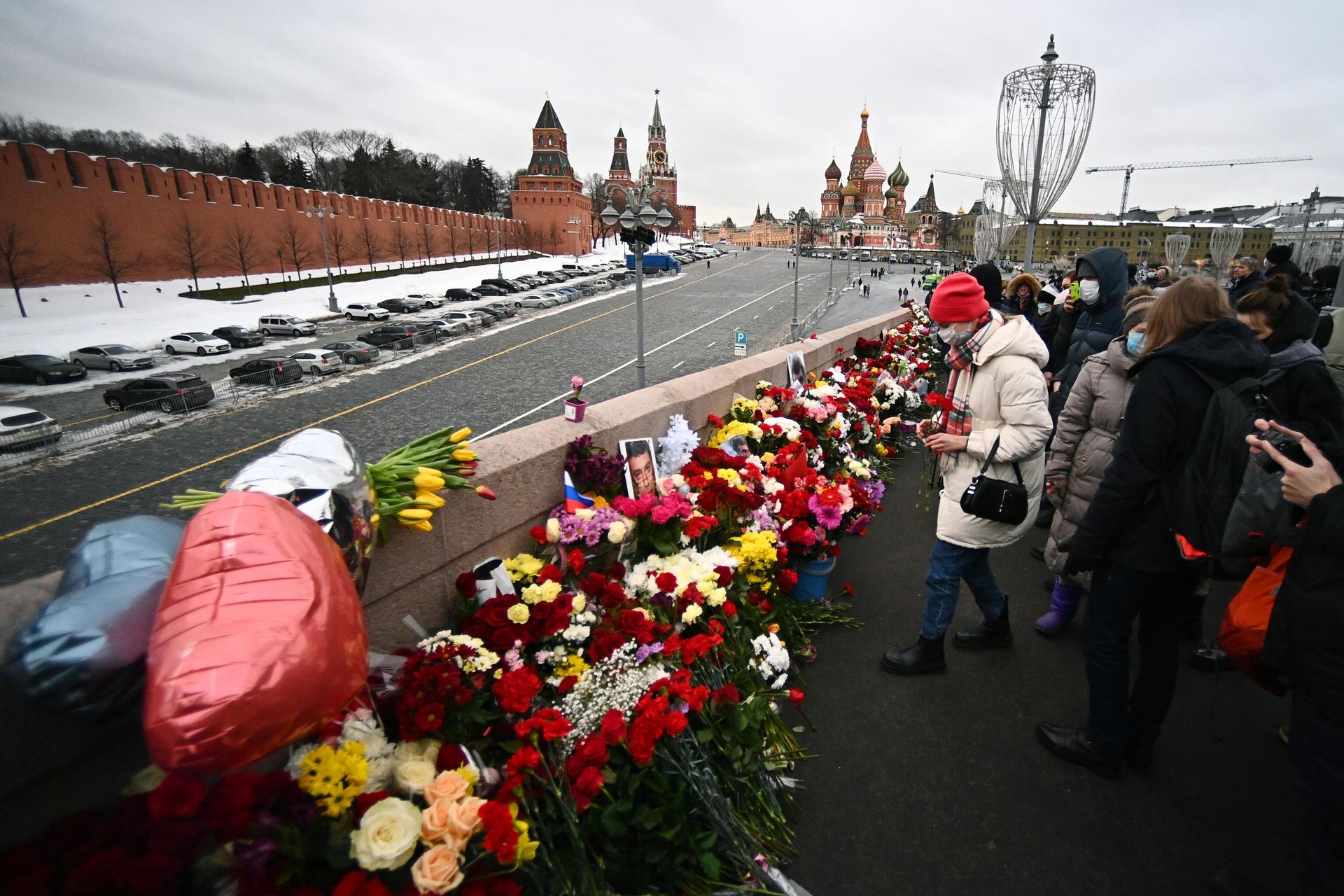 Люди возлагают цветы на месте гибели политика Бориса Немцова на Большом Москворецком мосту в Москве Люди возлагают цветы на месте гибели политика Бориса Немцова на Большом Москворецком мосту в Москве - РИА Новости, 1920, 27.02.2021