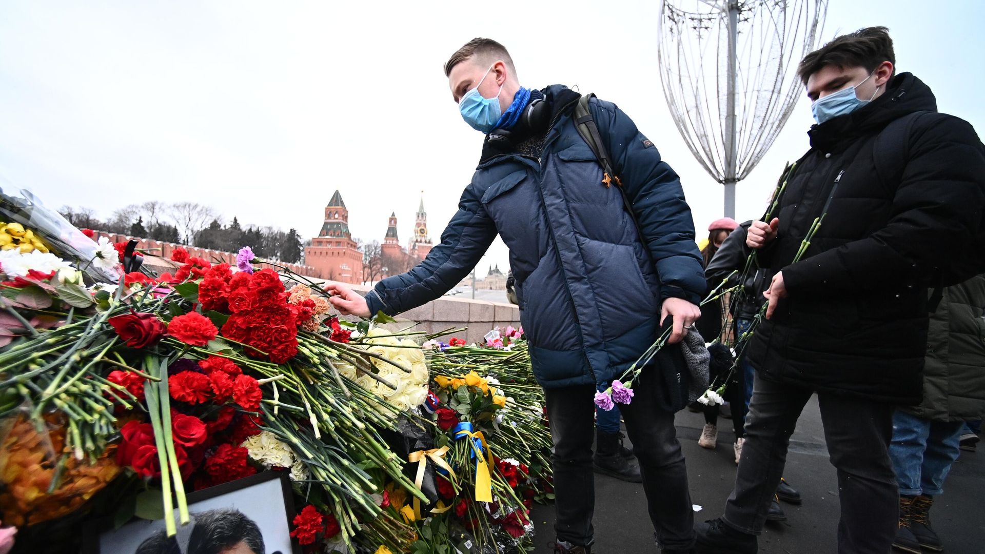 Молодые люди возлагают цветы на месте гибели политика Бориса Немцова на Большом Москворецком мосту в Москве Молодые люди возлагают цветы на месте гибели политика Бориса Немцова на Большом Москворецком мосту в Москве - РИА Новости, 1920, 27.02.2021