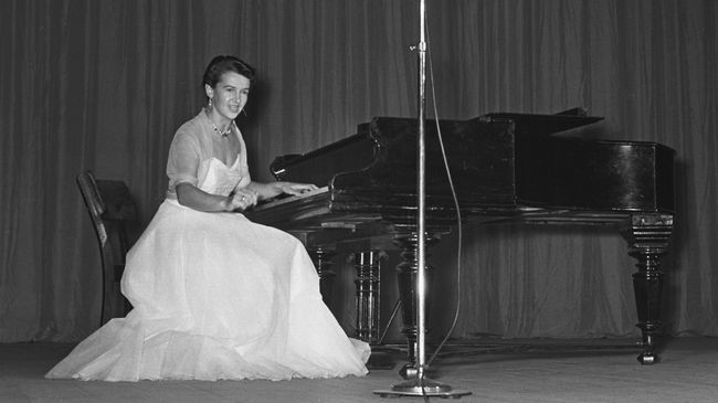 Советский композитор, пианистка, певица Людмила Алексеевна Лядова за роялем