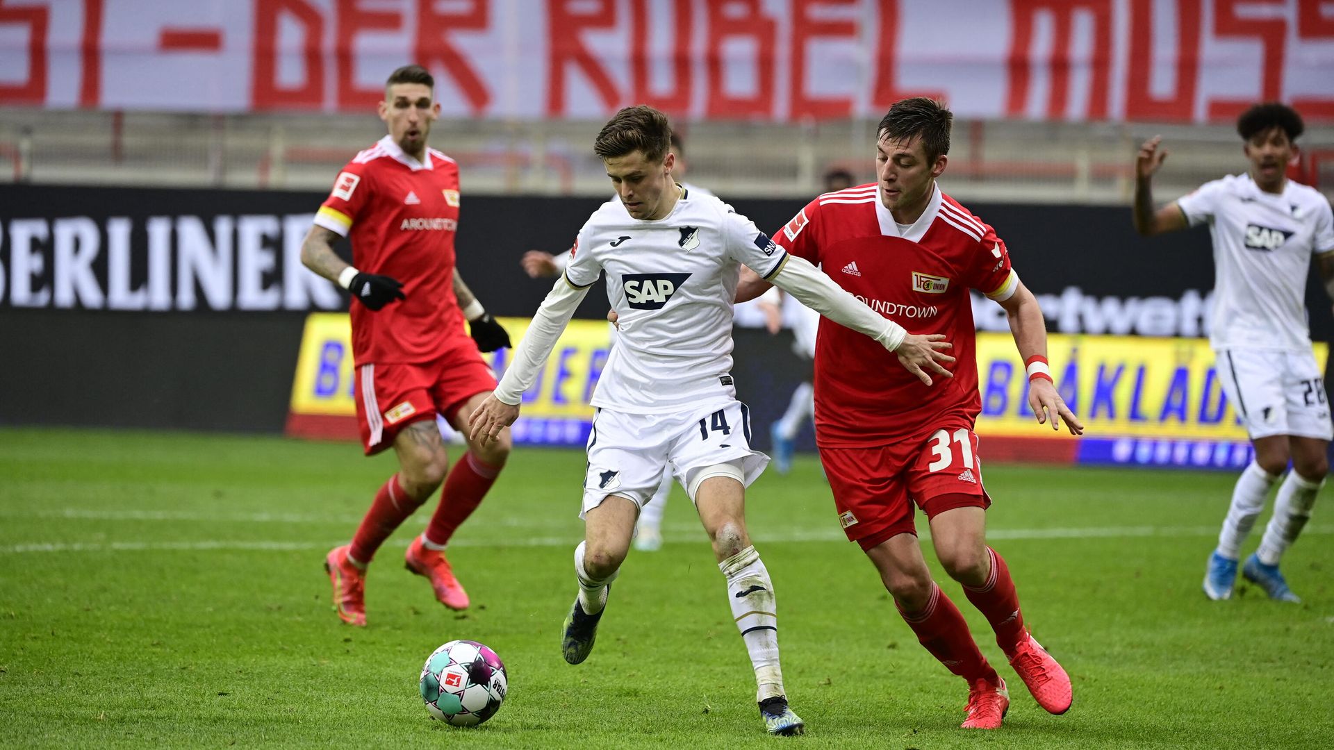 Hoffenheim's Austrian midfielder Christoph Baumgartner (C-L) and Union Berlin's German defender Robin Knoche (C-R) vie for the ball during the German first division Bundesliga football match 1 FC Union Berlin v  TSG 1899 Hoffenheim in Berlin, Germany, on February 28, 2021. (Photo by Tobias SCHWARZ / various sources / AFP) / DFL REGULATIONS PROHIBIT ANY USE OF PHOTOGRAPHS AS IMAGE SEQUENCES AND/OR QUASI-VIDEO - РИА Новости, 1920, 28.02.2021
