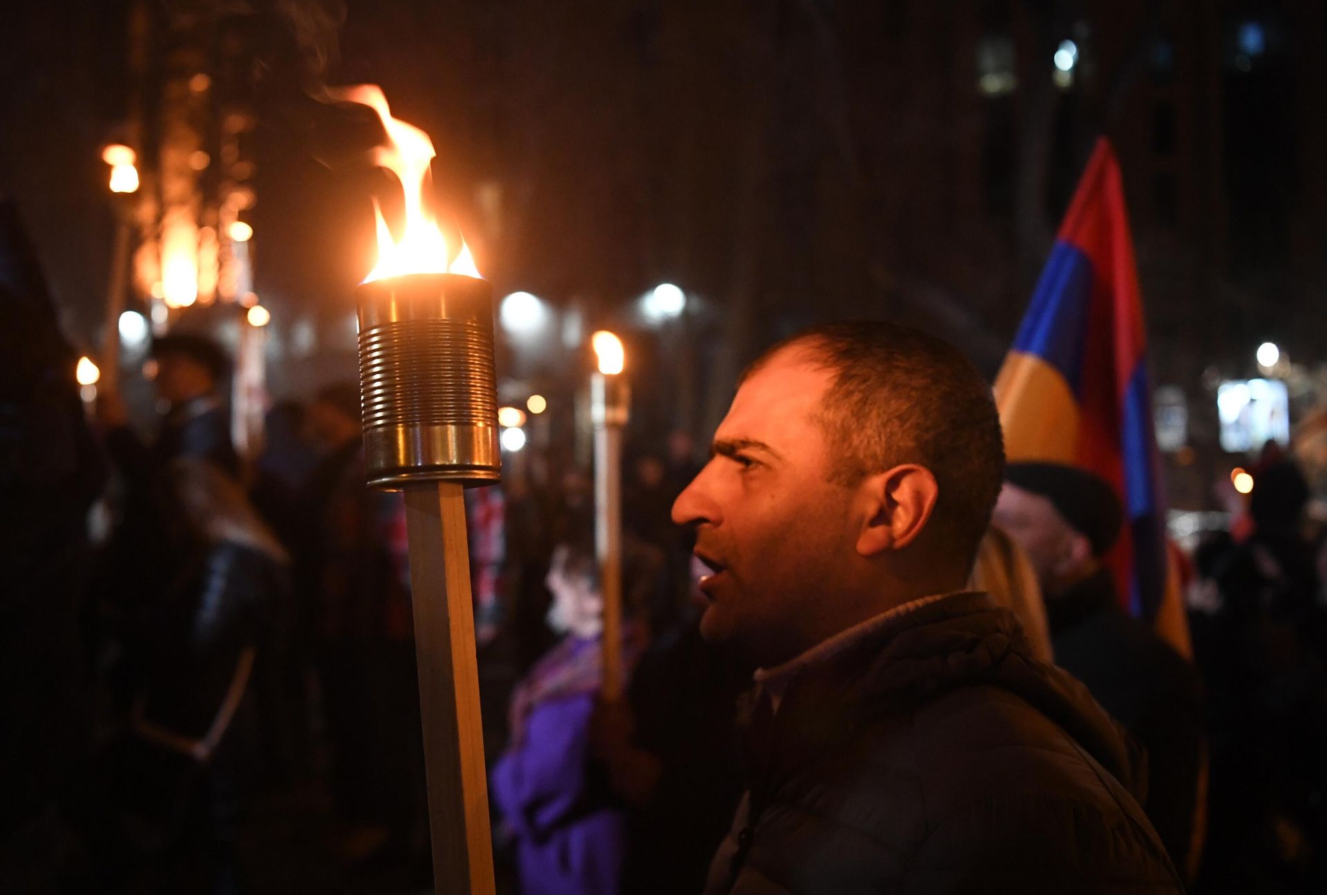 Представители радикального движения проводят факельное шествие в центре Еревана с требованием отставки премьер-министра Армении Никола Пашиняна Представители радикального движения проводят факельное шествие в центре Еревана с требованием отставки премьер-министра Армении Никола Пашиняна - РИА Новости, 1920, 28.02.2021