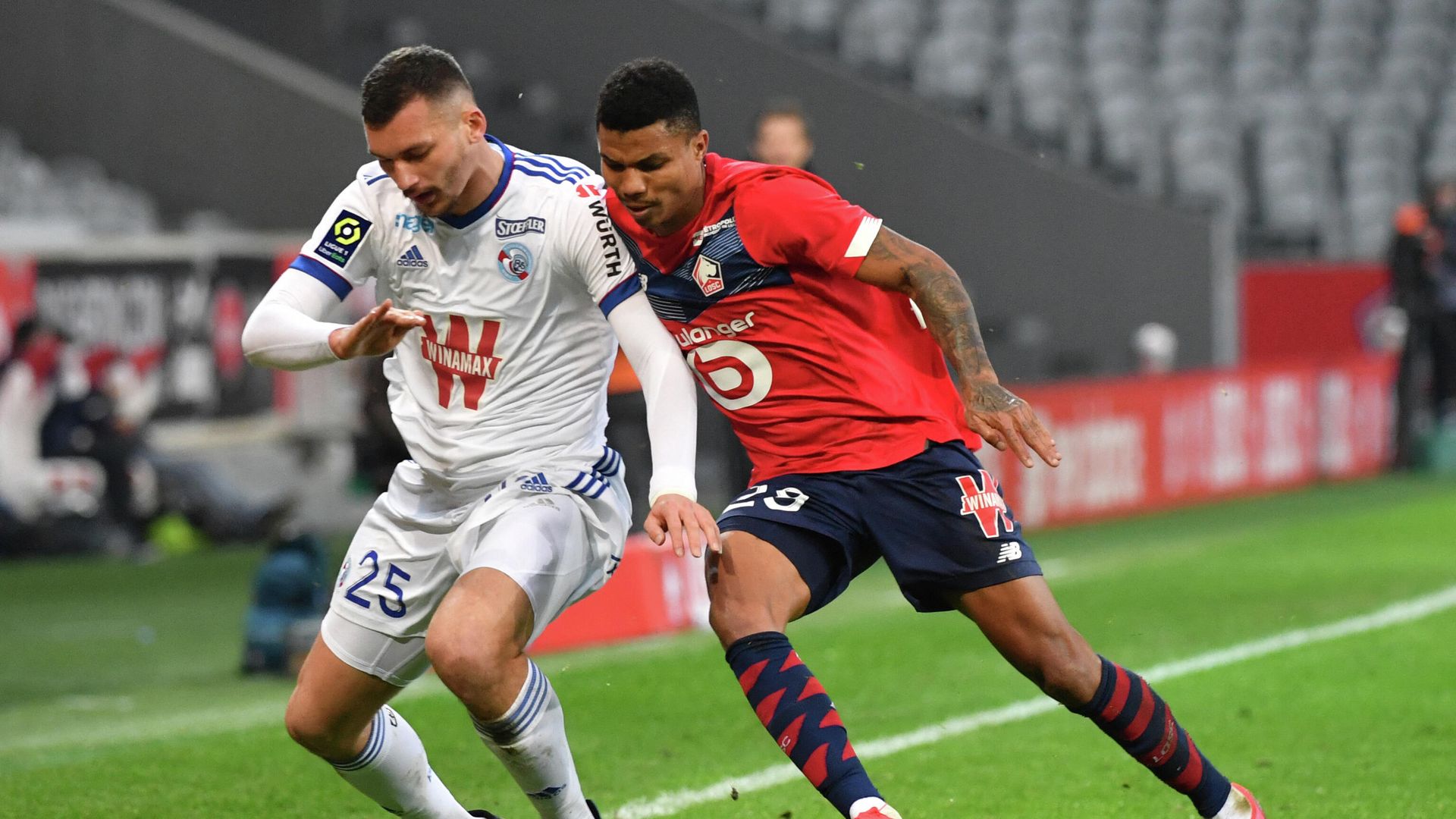 Lille's Mozambican defender Reinildo Mandava (R) fights for the ball with Strasbourg's French forward Ludovic Ajorque during the French L1 football match between Lille LOSC and Racing Club Strasbourg Alsace at the Pierre-Mauroy stadium in Villeneuve-d'Ascq, near Lille, northern France on February 28, 2021. (Photo by DENIS CHARLET / AFP) Lille's Mozambican defender Reinildo Mandava (R) fights for the ball with Strasbourg's French forward Ludovic Ajorque during the French L1 football match between Lille LOSC and Racing Club Strasbourg Alsace at the Pierre-Mauroy stadium in Villeneuve-d'Ascq, near Lille, northern France on February 28, 2021. (Photo by DENIS CHARLET / AFP) - РИА Новости, 1920, 28.02.2021