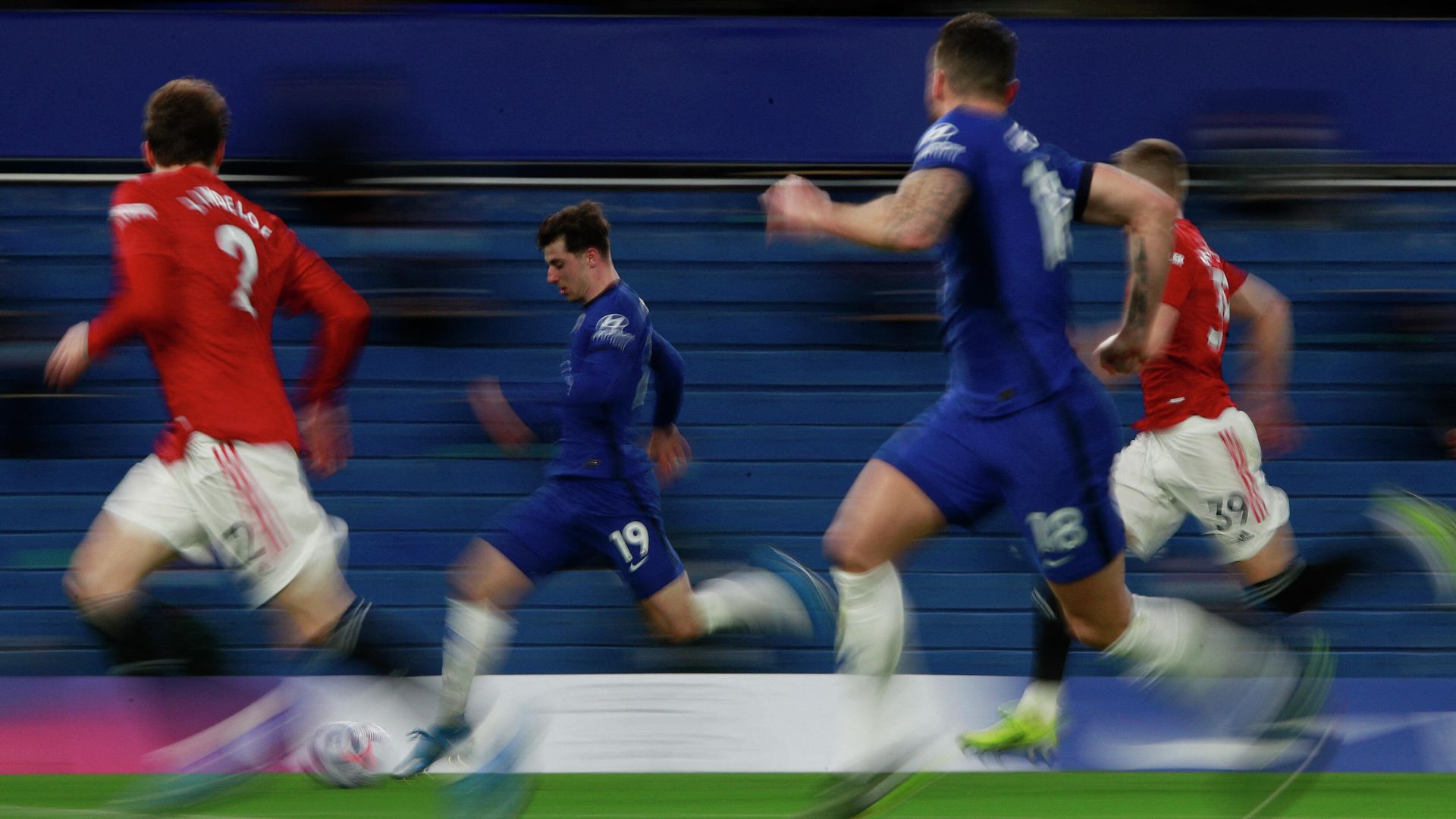 Chelsea's English midfielder Mason Mount (C) runs with the ball during the English Premier League football match between Chelsea and Manchester United at Stamford Bridge in London on February 28, 2021. (Photo by Ian Walton / POOL / AFP) / RESTRICTED TO EDITORIAL USE. No use with unauthorized audio, video, data, fixture lists, club/league logos or 'live' services. Online in-match use limited to 120 images. An additional 40 images may be used in extra time. No video emulation. Social media in-match use limited to 120 images. An additional 40 images may be used in extra time. No use in betting publications, games or single club/league/player publications. / Chelsea's English midfielder Mason Mount (C) runs with the ball during the English Premier League football match between Chelsea and Manchester United at Stamford Bridge in London on February 28, 2021. (Photo by Ian Walton / POOL / AFP) / RESTRICTED TO EDITORIAL USE. No use with unauthorized audio, video, data, fixture lists, club/league logos or 'live' services. Online in-match use limited to 120 images. An additional 40 images may be used in extra time. No video emulation. Social media in-match use limited to 120 images. An additional 40 images may be used in extra time. No use in betting publications, games or single club/league/player publications. / - РИА Новости, 1920, 28.02.2021