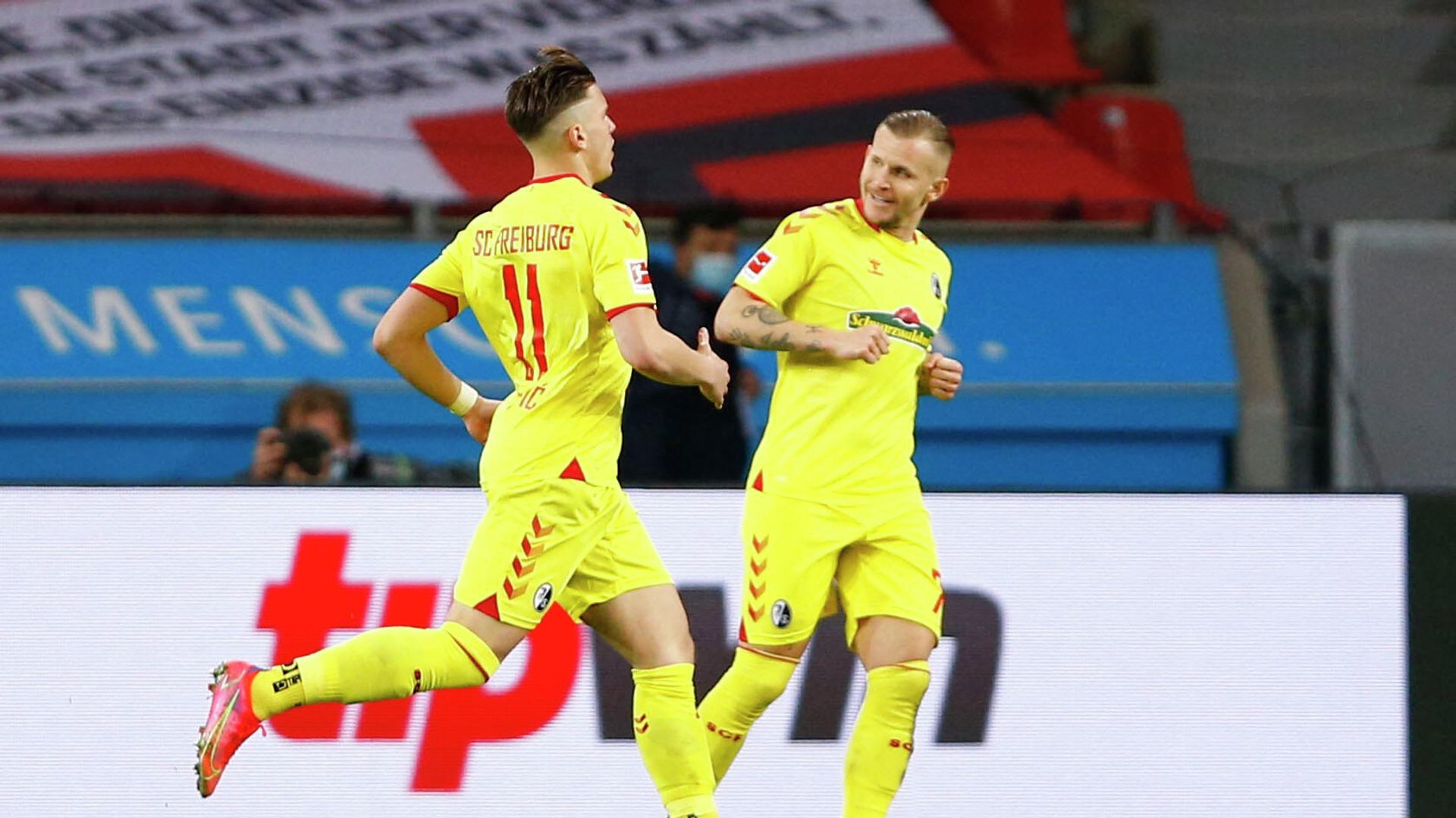 SC Freiburg's Ermedin Demirovic (L) celebrates scoring their first goal with Jonathan Schmid (R) during the German first division Bundesliga football match between Bayer 04 Leverkusen and FC Freiburg in Leverkusen, western Germany, on February 28, 2021. (Photo by THILO SCHMUELGEN / POOL / AFP) / DFL REGULATIONS PROHIBIT ANY USE OF PHOTOGRAPHS AS IMAGE SEQUENCES AND/OR QUASI-VIDEO SC Freiburg's Ermedin Demirovic (L) celebrates scoring their first goal with Jonathan Schmid (R) during the German first division Bundesliga football match between Bayer 04 Leverkusen and FC Freiburg in Leverkusen, western Germany, on February 28, 2021. (Photo by THILO SCHMUELGEN / POOL / AFP) / DFL REGULATIONS PROHIBIT ANY USE OF PHOTOGRAPHS AS IMAGE SEQUENCES AND/OR QUASI-VIDEO - РИА Новости, 1920, 28.02.2021