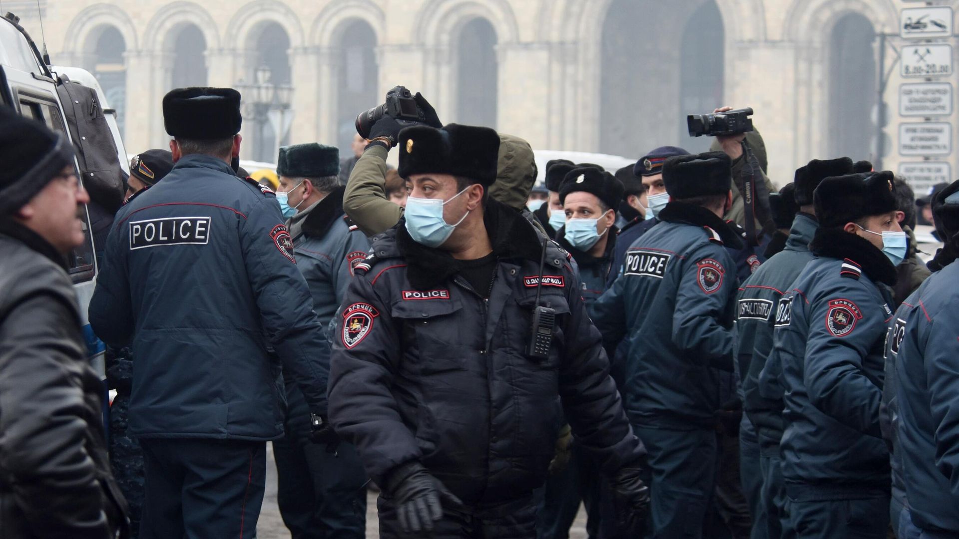 Сотрудники полиции во время акции протеста в Ереване Сотрудники полиции во время акции протеста в Ереване - РИА Новости, 1920, 01.03.2021