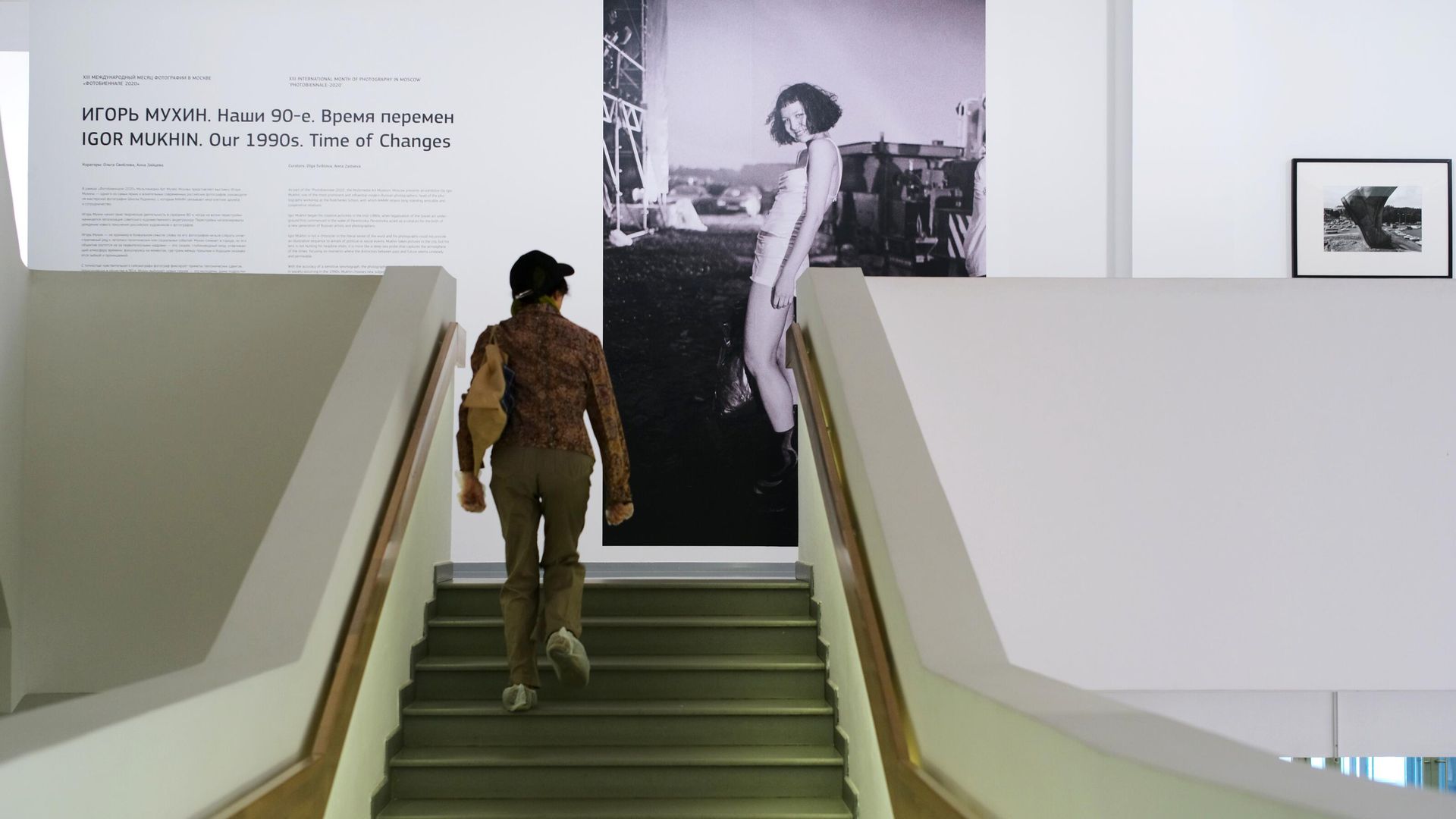 Посетительница на открытии Фотобиеннале-2020 в Мультимедиа Арт Музее (МАММ). С 16 июня московские музеи будут постепенно открываться после отмены режима самоизоляции и ослабления ограничительных мер. - РИА Новости, 1920, 02.03.2021