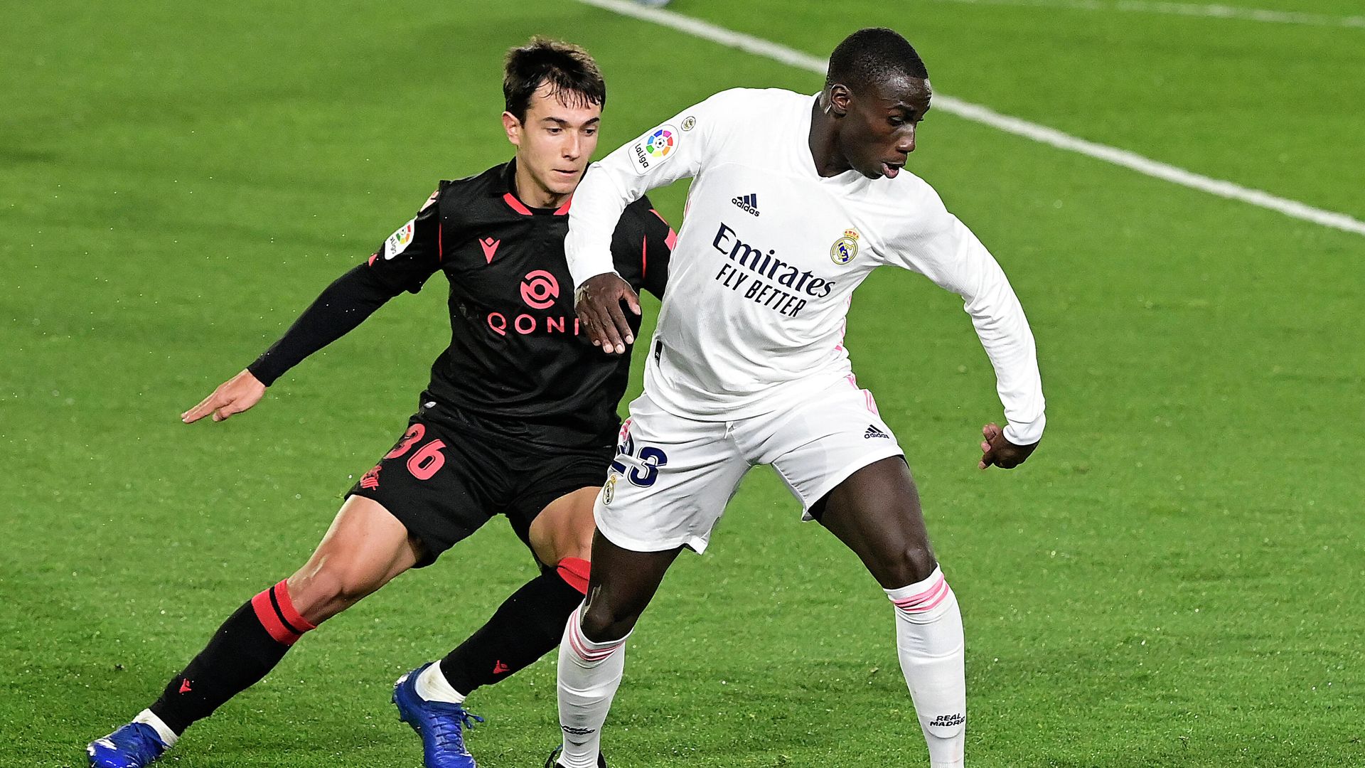 Real Sociedad's Spanish midfielder Martin Zubimendi (L) challenges Real Madrid's French defender Ferland Mendy during the Spanish league football match between Real Madrid CF and Real Sociedad at the Alfredo di Stefano stadium in Valdebebas, on the outskirts of Madrid on March 1, 2021. (Photo by JAVIER SORIANO / AFP) - РИА Новости, 1920, 02.03.2021
