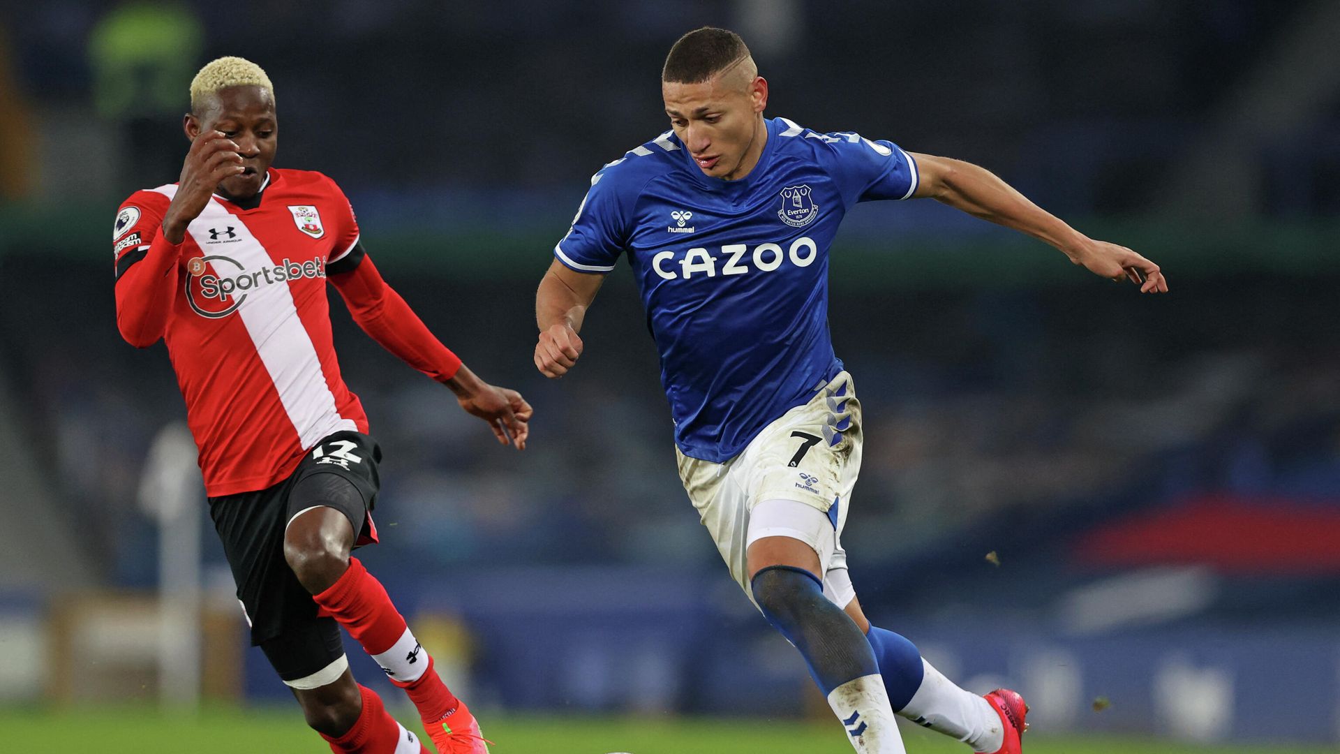 Southampton's Malian midfielder Moussa Djenepo (L) vies with Everton's Brazilian striker Richarlison (R) during the English Premier League football match between Everton and Southampton at Goodison Park in Liverpool, north west England on March 1, 2021. (Photo by Clive Brunskill / POOL / AFP) / RESTRICTED TO EDITORIAL USE. No use with unauthorized audio, video, data, fixture lists, club/league logos or 'live' services. Online in-match use limited to 120 images. An additional 40 images may be used in extra time. No video emulation. Social media in-match use limited to 120 images. An additional 40 images may be used in extra time. No use in betting publications, games or single club/league/player publications. / Southampton's Malian midfielder Moussa Djenepo (L) vies with Everton's Brazilian striker Richarlison (R) during the English Premier League football match between Everton and Southampton at Goodison Park in Liverpool, north west England on March 1, 2021. (Photo by Clive Brunskill / POOL / AFP) / RESTRICTED TO EDITORIAL USE. No use with unauthorized audio, video, data, fixture lists, club/league logos or 'live' services. Online in-match use limited to 120 images. An additional 40 images may be used in extra time. No video emulation. Social media in-match use limited to 120 images. An additional 40 images may be used in extra time. No use in betting publications, games or single club/league/player publications. / - РИА Новости, 1920, 02.03.2021