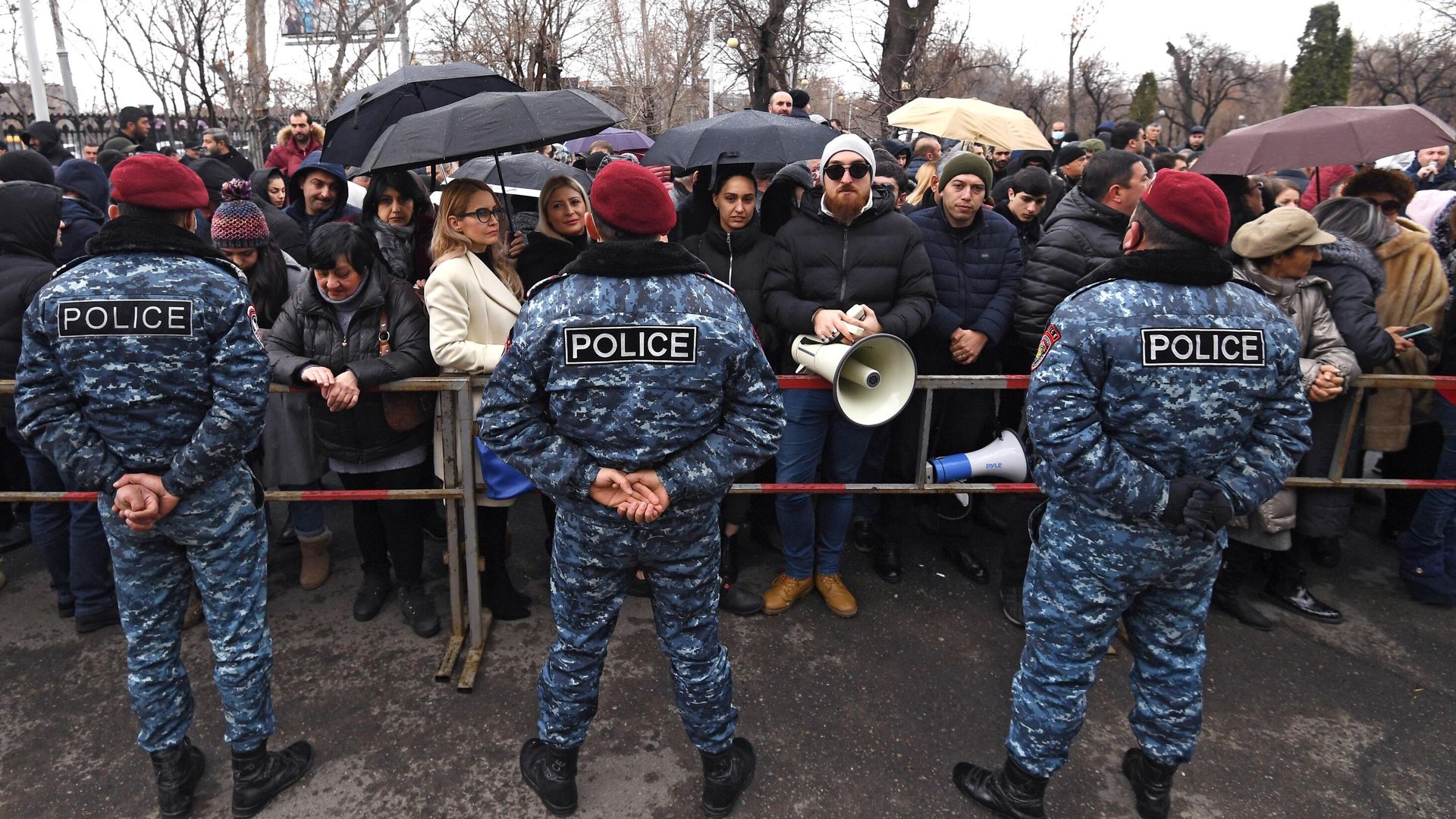Сторонники экс-президента Армении Роберта Кочаряна перед зданием суда, где проходит заседание по делу 1 марта Сторонники экс-президента Армении Роберта Кочаряна перед зданием суда, где проходит заседание по делу 1 марта - РИА Новости, 1920, 02.03.2021