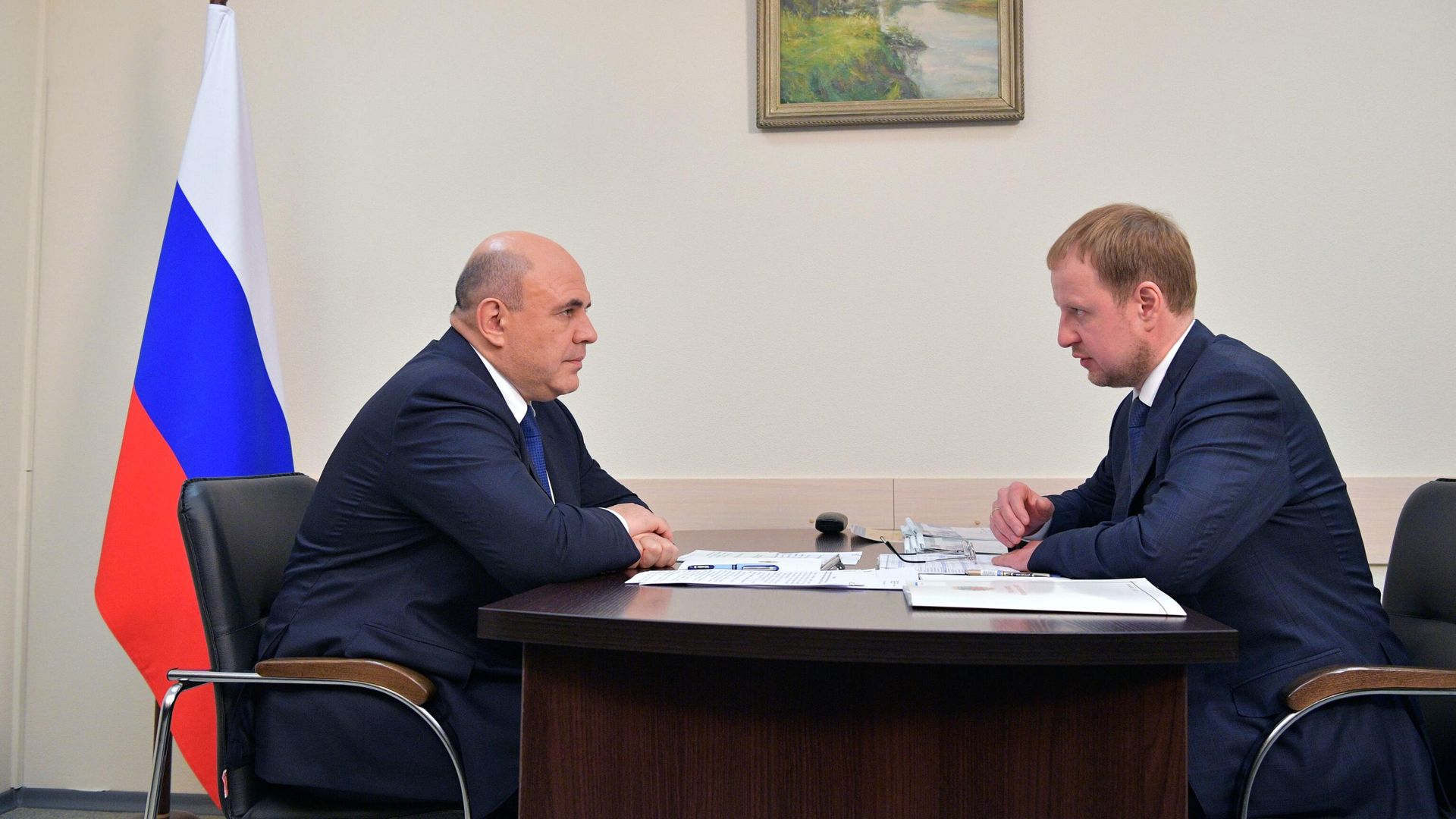 Председатель правительства РФ Михаил Мишустин и губернатор Алтайского края Виктор Томенко во время встречи Председатель правительства РФ Михаил Мишустин и губернатор Алтайского края Виктор Томенко во время встречи - РИА Новости, 1920, 27.12.2022