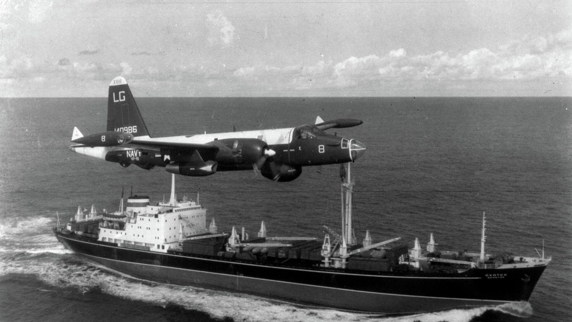 Самолет ВМС США преследует советское грузовое судно во время кубинского ракетного кризиса в 1962 году Самолет ВМС США преследует советское грузовое судно во время кубинского ракетного кризиса в 1962 году - РИА Новости, 1920, 05.03.2021